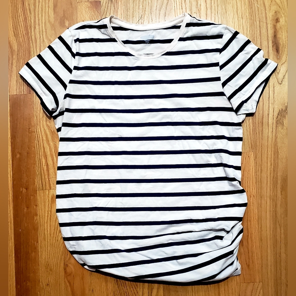 Old Navy Maternity T-shirt in Stripes, Size L